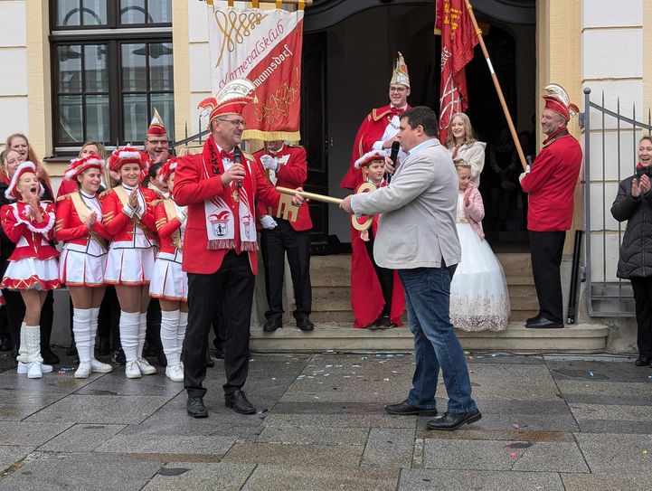 Oberbürgermeister Frank Höhme ließ sich den goldenen Rathausschlüssel abnehmen.