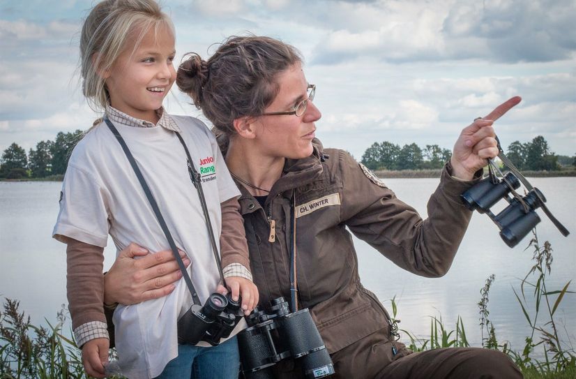 Gemeinsam mit Rangern geht es für den Nachwuchs durch den Naturpark.