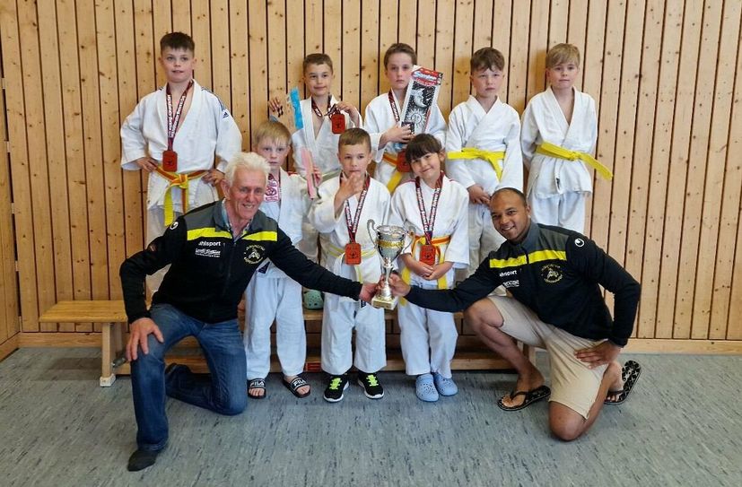 Die kleinen Judokas freuen sich über geimeinsame Erfolge.