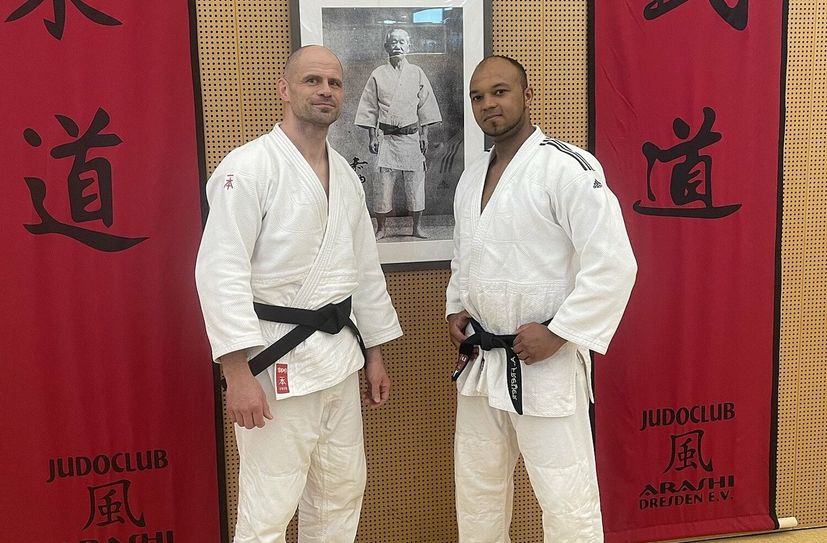 Tony Pommeranz (li.) hat die DAN-Prüfung (Meistergrad im Judo) mit Bestnoten bestanden.