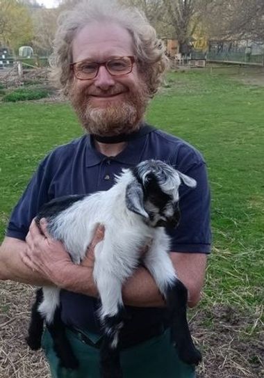Tierparkchef Sven Näther mit einem vom Aussterben bedrohten Bulgarischen Langhaarziegenlamm welches am 20.April geboren ist.