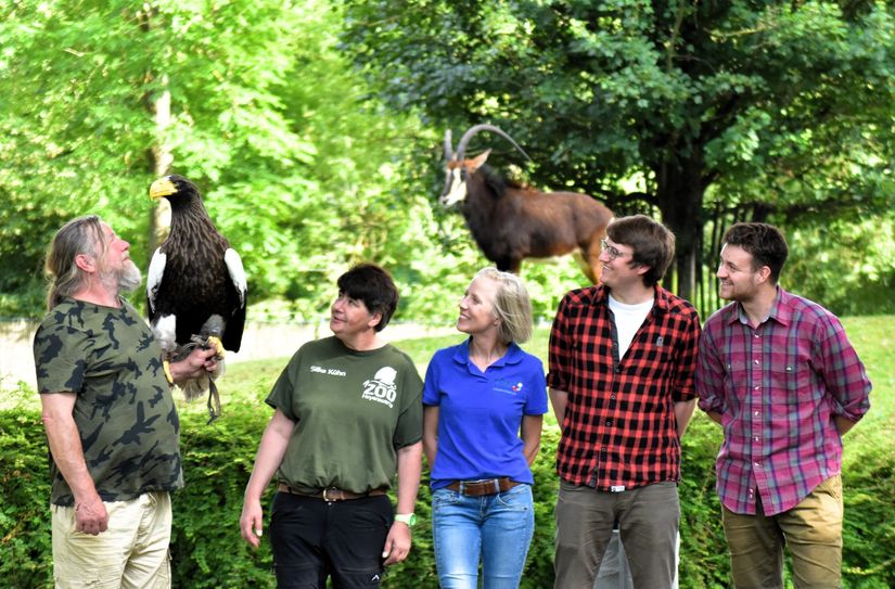 Hans-Peter Schaaf mit Kamtschatka Riesenseeadler Stella, Silke Kühn, Julia Uebigau, Dr. Thiemo Karwinkel, Fabian Karwinkel (v.l.n.r.).