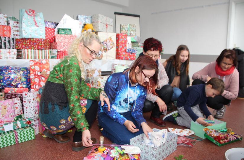 In jedem Jahr werden mehrere Hundert Geschenke für die Kinder abgegeben, die durch die Familienhilfe der Volksolidarität betreut werden.