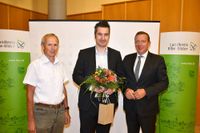 Der neu gewählte Kreistagsvorsitzende Dr. Sebastian Rick (M.) nahm die Glückwünsche von Landrat Christian Jaschinski (r.) und dem Altersvorsitzenden Bernd Raum (l.) entgegen, der die Sitzung zuvor leitete.