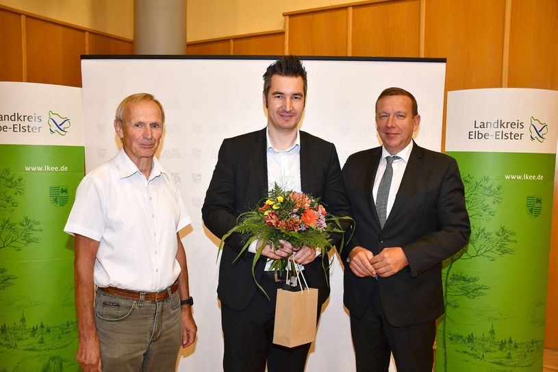 Der neu gewählte Kreistagsvorsitzende Dr. Sebastian Rick (M.) nahm die Glückwünsche von Landrat Christian Jaschinski (r.) und dem Altersvorsitzenden Bernd Raum (l.) entgegen, der die Sitzung zuvor leitete.
