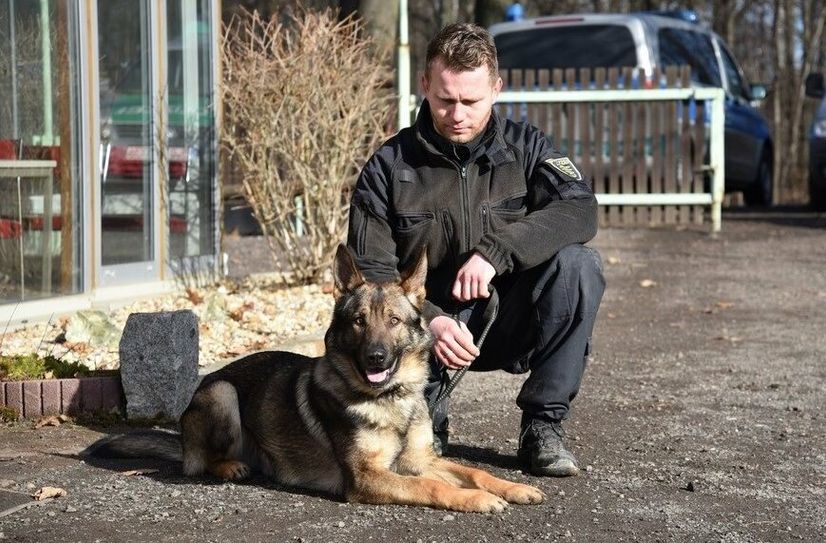 Polizeiobermeister Philipp Keller mit Fährtenhund Ivan.