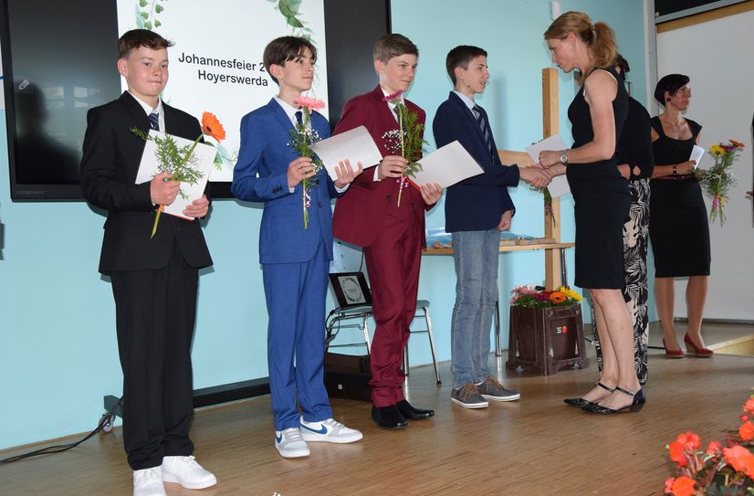 Schüler werden feierlich in die Reihen der Erwachsenen aufgenommen.