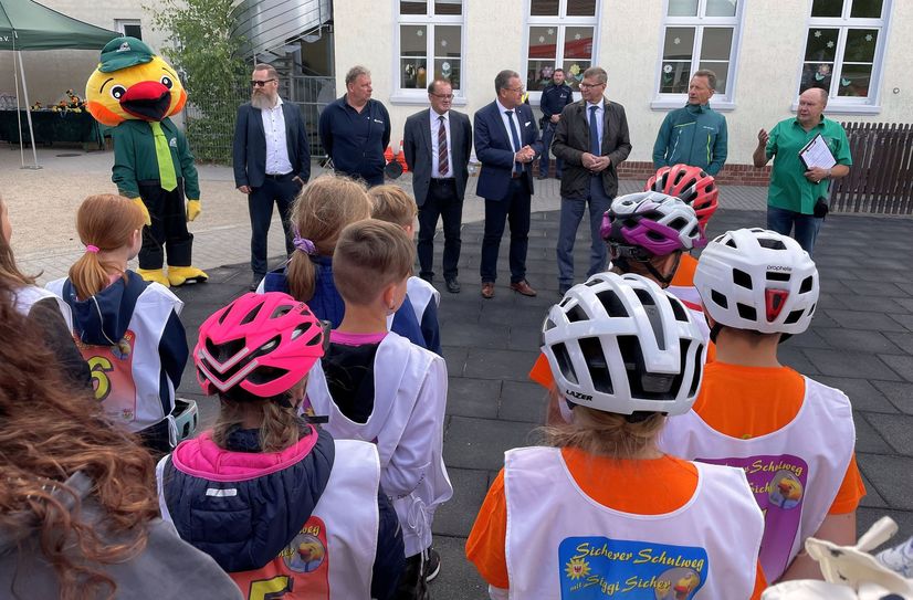 Die Eröffnung des 26. Kreisausscheides »Siggi Sicher« in Großkmehlen mit Hans-Joachim-Dupski (r.) und mit Abordnungen von zehn Grundschulen aus dem Landkreis Oberspreewald-Lausitz. Einen 27. Kreisausscheid wird die Kreisverkehrswacht nicht mehr durchführen.