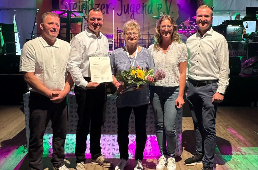 Steffen Münster, Vereinschef der Steinitzer Jugend, Landrat Udo Witschas, Martina Bartuschk, die Ehrenamtsbeauftragte Dunja Reichelt und Bürgermeister Thomas Leberecht bei der Auszeichnung.