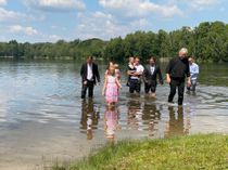Beim Tauffest 2023 haben sich viele Menschen im Bornsdorfer See taufen lassen.