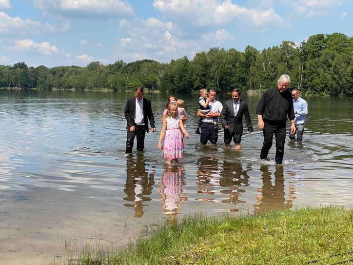 Beim Tauffest 2023 haben sich viele Menschen im Bornsdorfer See taufen lassen.