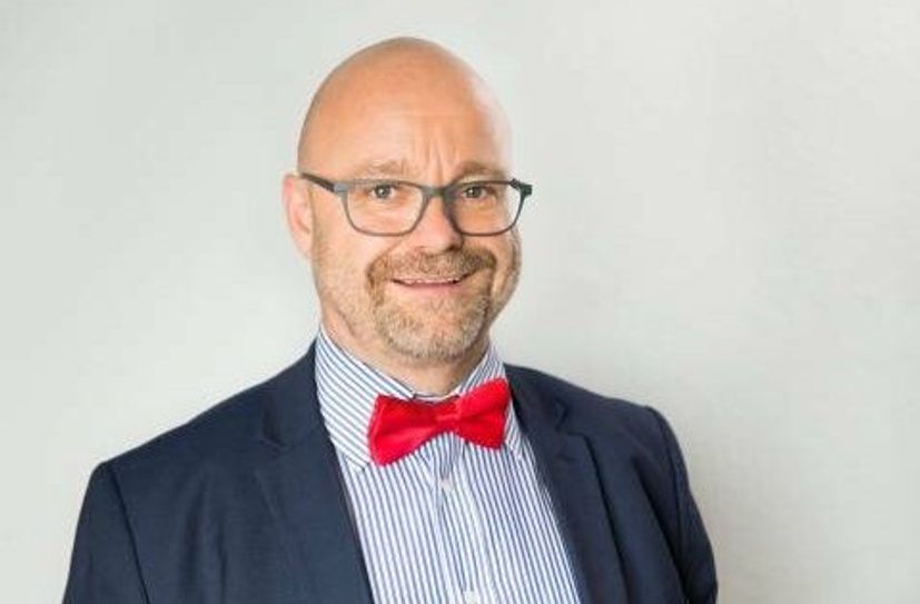 Prof. Thomas Kübler bekommt das Gemälde als Leihgabe für den Lesesaal seines Stadtarchivs in Dresden - bis das Bild nach Radebeul umziehen kann.