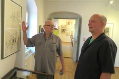 Letzte Absprache vor der Eröffnung zwischen dem Verwalter des Archivs »Kunst und Karrikatur Zwickau«, Klaus Fischer (l.), und dem Kurator der Ausstellung, Patrick-Daniel Baer (r.).
