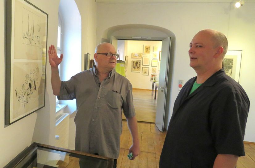 Letzte Absprache vor der Eröffnung zwischen dem Verwalter des Archivs »Kunst und Karrikatur Zwickau«, Klaus Fischer (l.), und dem Kurator der Ausstellung, Patrick-Daniel Baer (r.).
