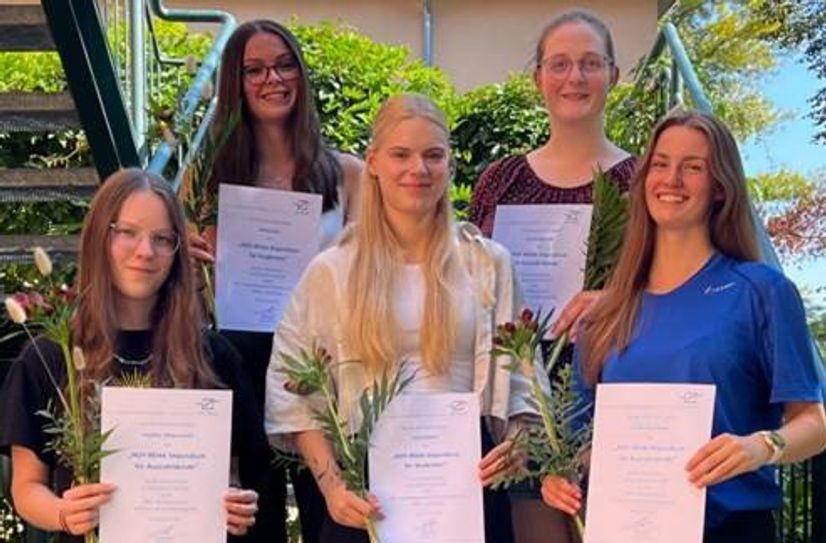 Josefine Mikwauschk, Maria Sron, Anna Schulz, Lisa Czaikowski und Katharina Steuer (v.l.) gehören zu den diesjährigen Stipendiatinnen der HOY-REHA.