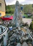 In den Eisenbahnwelten Rathen bewegt sich eine alpine Modell-Seilbahn zum Matterhorn.