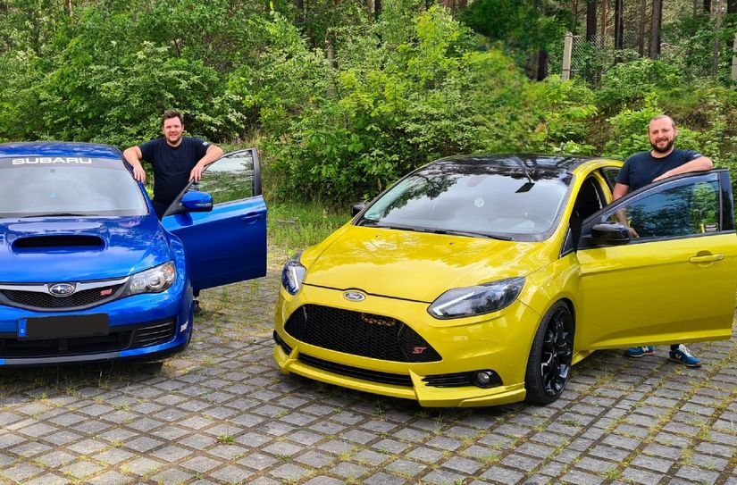 Max Olbrich (links) und Tim Schuricht organisieren das Tuning- und Oldtimertreffen in Weißwasser.