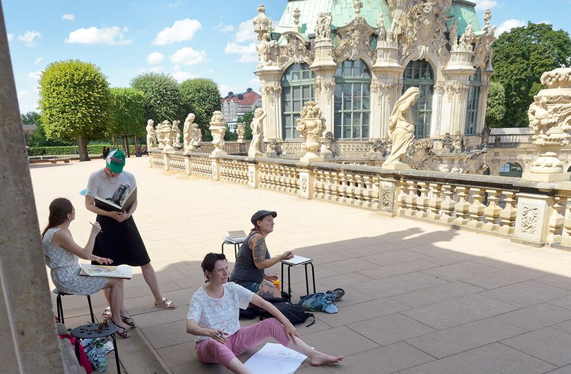 Bei der Sommerakademie 2022 wurden unter freiem Himmel beliebte Motive in der Stadt gezeichnet.