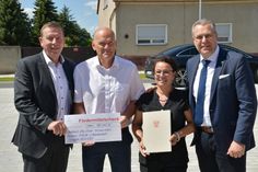 Freude über Fördermittel des Landes für den Straßenausbau in Buckau (v.l.n.r.): Landrat Christian Jaschinski, Herzbergs Bürgermeister Karsten Eule-Prütz, Ortsbürgermeisterin Dana Globig und Infrastrukturminister Rainer Genilke.