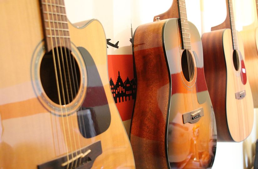 Gitarren gehören zu den klassischen Instrumenten, die in Musikschulen erlernt werden können.