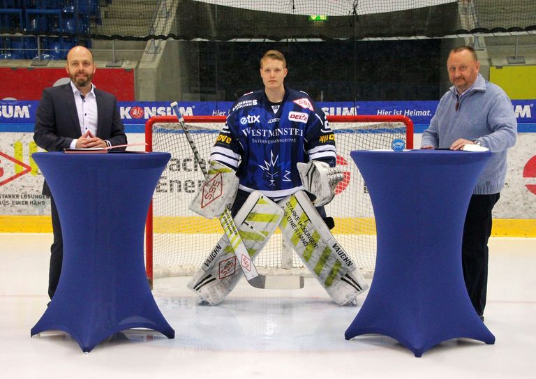 (v.li.) Eislöwen-Geschäftsführer Maik Walsdorf, Eislöwen-Goalie Nick Jordan Vieregge sowie Frank Edelmann, Geschäftsführer SSS Energietechnik und Netzservice GmbH bei der Vertragsunterzeichnung / Foto: Büttner