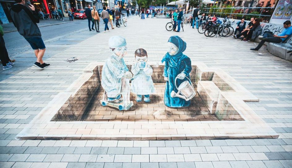Eine Frage der richtigen Perspektive. Die Kunstwerke des Street-Art-Künstlers Leon Keer wirken dreidimensional. Foto: Frank Embacher