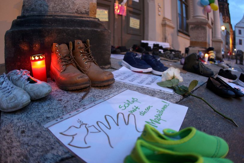 Vor dem Eingang des Pirnaer Rathauses reihen sich Schuhe und Botschaften.                            Foto: D.Förster