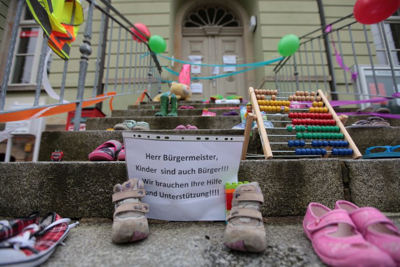 Stiller Protest mit Schuhen, Spiel- und Schulsachen vor dem Struppener Gemeindehaus.        Foto: D.Förster