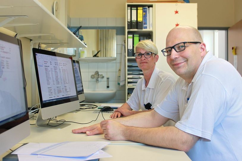 Dr. med. Jörg Lubrich, Chefarzt Innere Medizin, zusammen mit Susanne Fuchs an den Kontrollmonitoren im Schlaflabor. Die Kapazitäten am Schlaflabor wurden erweitert. Jetzt werden Schlafpatienten von Montag bis Sonntag untersucht. Foto: Stephanie Hänsch/Malteser