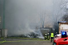 Kameraden der Feuerwehr löschen den Brand. Foto: Daniel Förster