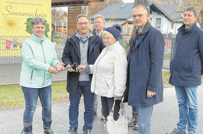Kita-Leiterin Katja Schröter bekommt von Bürgermeister Conrad Seifert den symbolischen Schlüssel für die Kita »Sonnenschein« in Prausitz. Zur Eröffnung waren auch Landrat Ralf Hänsel, Bürgermeisterin Andrea Beger, Bürgermeister Dirk Zschoke (r.) und Bürgermeister und Präsident des Sächsischen Städte- und Gemeindetages, Bert Wendsche zu Gast. Annerose Schneider hat das Bauprojekt bis zu ihrer Rente im Landratsamt Meißen betreut.