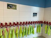 Im Waschraum gibt es Fliesen mit den Lieblingsfotos der Kinder von ihrer Heimat.