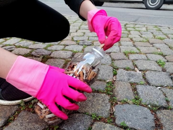 Die Initiative "Pinke Hände" macht auf die Umweltschäden durch weggeworfene Stummel nicht nur aufmerksam, sondern entsorgt sie auch. Foto: Alexander Kempe