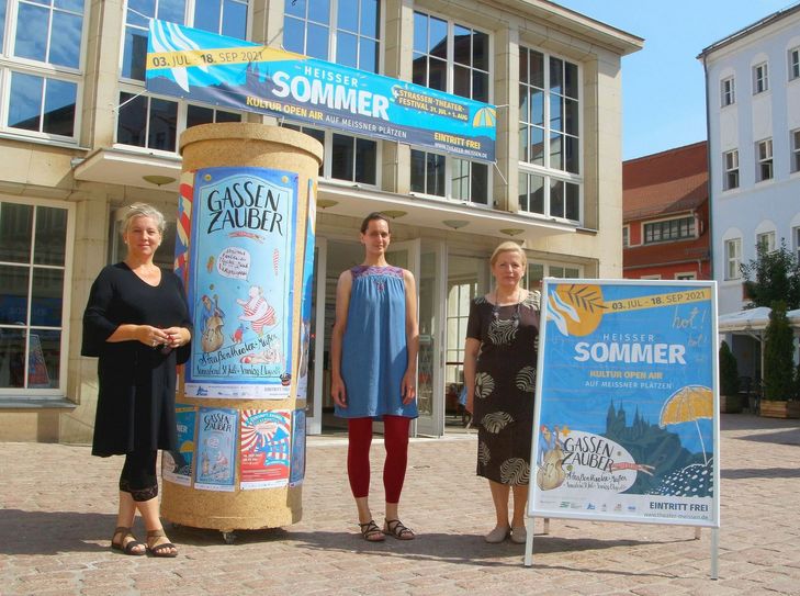 Ein starkes Trio sorgt in diesem Jahr für einen »Heißen Sommer« in Meißen: Theaterchefin Ann-Kristin Böhme, Kulturreferentin Sara Engelmann und Renate Fiedler vom Theater Förderverein (v.l.) haben ihre Ideen für die Wiederbelebung der Kultur in Meißen zusammengetan und etwas GROSSES geplant. Foto: Farrar