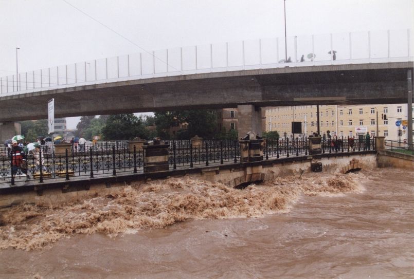 Schon fast vergessen: So sah es 2002 an der Weißeritzbrücke in Löbtau aus. Große Teile des Flussbetts wurden inzwischen ertüchtigt. Der Weißeritzknick ist demnächst dran. Foto: Archiv