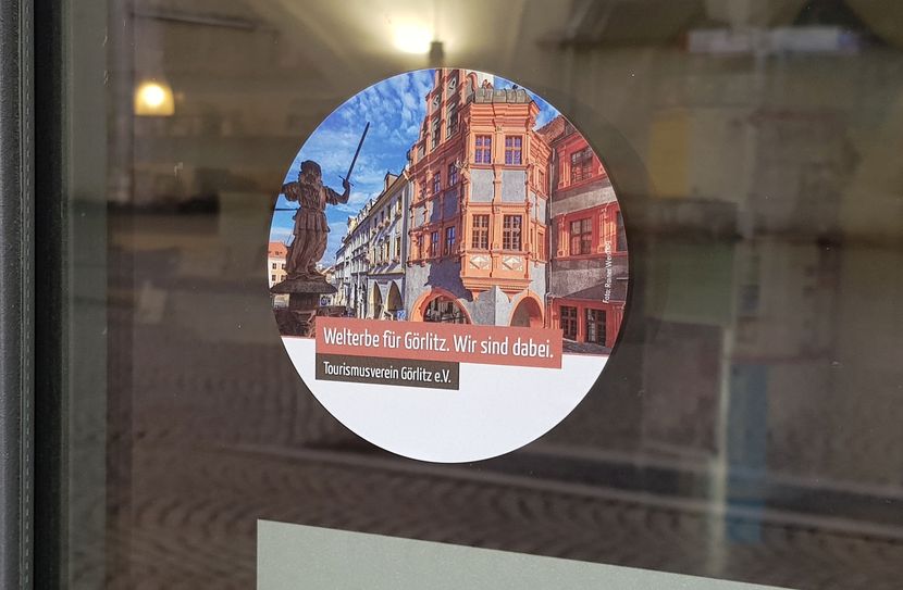 Welterbe-Aufkleber an der Tür der Görlitz-Information. Foto: Europastadt GörlitzZgorzelec GmbH