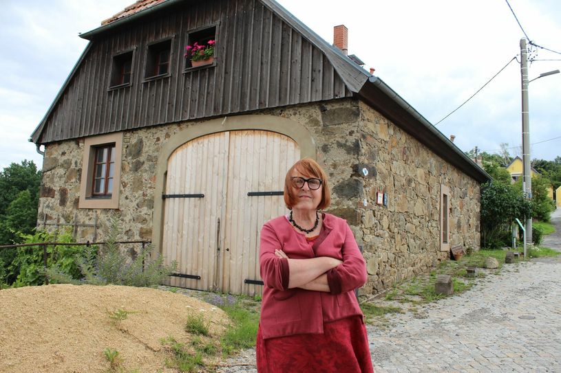 Dagmar Nolte vor der Kunstscheune in Jauernick. Foto: T. Keil