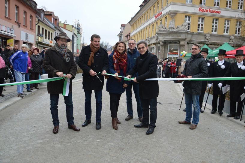 Die Berliner Straße wird teilweise freigegeben (v.l.n.r.): Albrecht Marschetzky, Geschäftsführer der Finsterwalder Bau-Union, Stadtverordnetenvorsteher Andreas Holfeld, Dominica Ramos, Leiterin des städtischen Entwässerungsbetriebes, Ralf Reichelt von den Finsterwalder Stadtwerken und Bürgermeister Jörg Gampe. Foto: Stadtverwaltung Finsterwalde