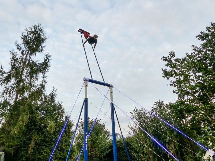 Nur drei Modelle dieser Schaukel gibt es bundesweit, eine steht bei Kilian Forster im Garten.    F: meeco communication