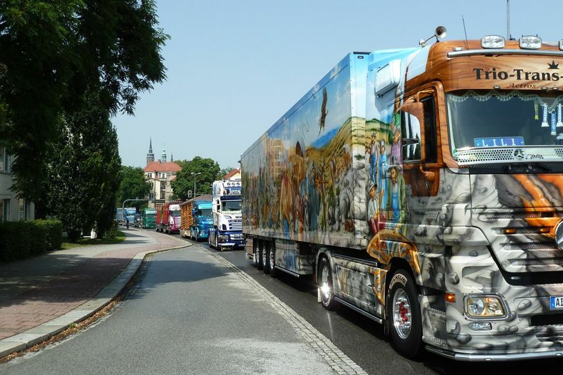 Die riesigen Schmuckstücke wollen gezeigt werden: Am Samstag ab 13 Uhr rollen die Trucks im Konvoi durch Bautzen. Die Strecke führt von Singwitz über die Wilthener, Neusalzaer und Äußere Lauenstraße, den Lauengraben, Steinstraße und Löbauer Straße, die Umgehung (B156) zur Kreckwitzer Straße und über den Gesundbrunnenring, Muskauer Straße, Ziegelwall, Steinstraße und Lauengraben zurück nach Singwitz. Foto: PR