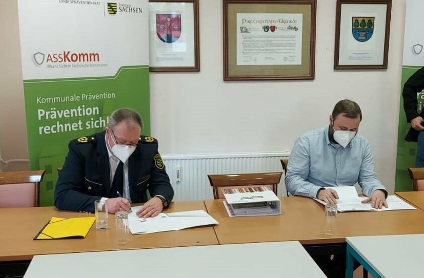 Polizeipräsident Manfred Weißbach (links) und der Krauschwitzer Bürgermeister Tristan Mühl unterzeichnen den Kooperationsvereinbarung.