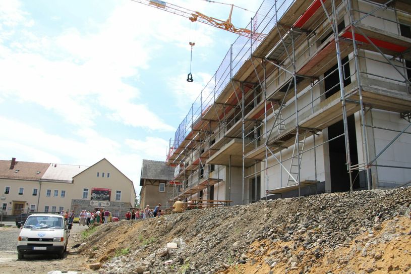 Der Rohbau steht, jetzt kann der Innenausbau beginnen. Im neuen Seniorenzentrum werden 16 Apartments, 14 Tagespflegeplätze und Büroräume für den Pflegedienst entstehen. Fotos (3): Keil