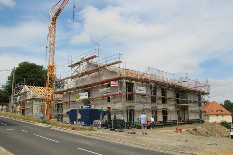 Der Rohbau steht, jetzt kann der Innenausbau beginnen. Im neuen Seniorenzentrum werden 16 Apartments, 14 Tagespflegeplätze und Büroräume für den Pflegedienst entstehen. Fotos (3): Keil