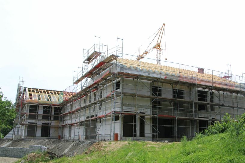 Der Rohbau steht, jetzt kann der Innenausbau beginnen. Im neuen Seniorenzentrum werden 16 Apartments, 14 Tagespflegeplätze und Büroräume für den Pflegedienst entstehen. Fotos (3): Keil