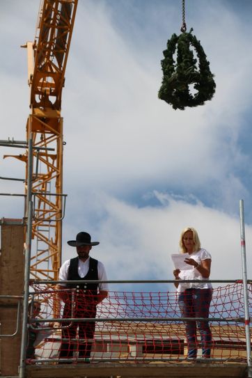 Birgit Kröber, Geschäftsführerin der Mobilen Hauskrankenpflege Kröber, dankte den beteiligten Firmen und den geduldigen Nachbarn. Foto: Keil