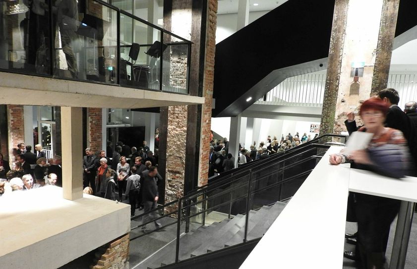 Blick ins Foyer, das sich in der alten Maschinenhalle befindet. Die Verbindung von Neubau in Stahl und Beton und altem Industriebau ist sehr gut gelungen.