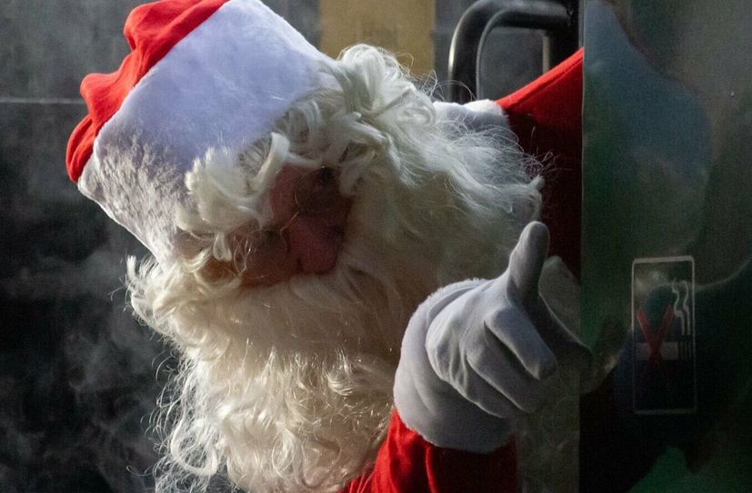Der Nikolaus weist den Weg vom Zug zum Weihnachtsmarkt.