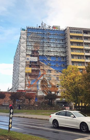 Wenn das Baugerüst fällt, wird das große Wandbild des Cottbuser Graffiti-Künstlers Dirk Hiekel in voller Schönheit zu sehen sein. Foto: GWC Cottbus