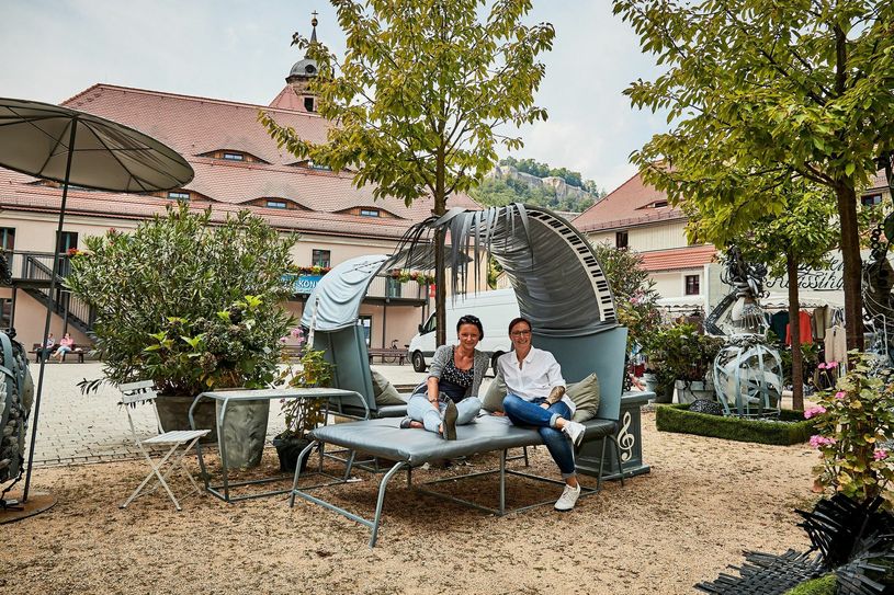 Liegen und Lounge-Mobiliar versprühen etwas Beachclub-Feeling. Allerdings läuft keine elektronische Musik, sondern Klassik.