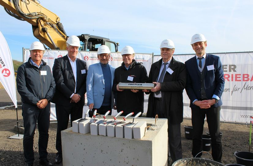 Legten den Grundstein: Christian Flörke (Geschäftsführer Stadtentwicklung Pirna), Dr. Hauke Haensel (Vorstandsvorsitzender Volksbank Pirna), Klaus-Peter Hanke (Oberbürgermeister Pirna), Werner Gansohr (Geschäftsbereichsleiter FREYLER Industriebau Riesa), Dr. Günter Zschornack (Geschäftsführer D.I.S Germany GmbH), Mike Schmidt (CTO D.I.S Germany GmbH, v.l.n.r.).